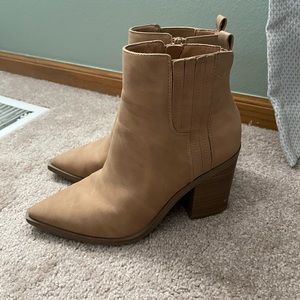Universal Thread size 7 Tan Heeled Booties